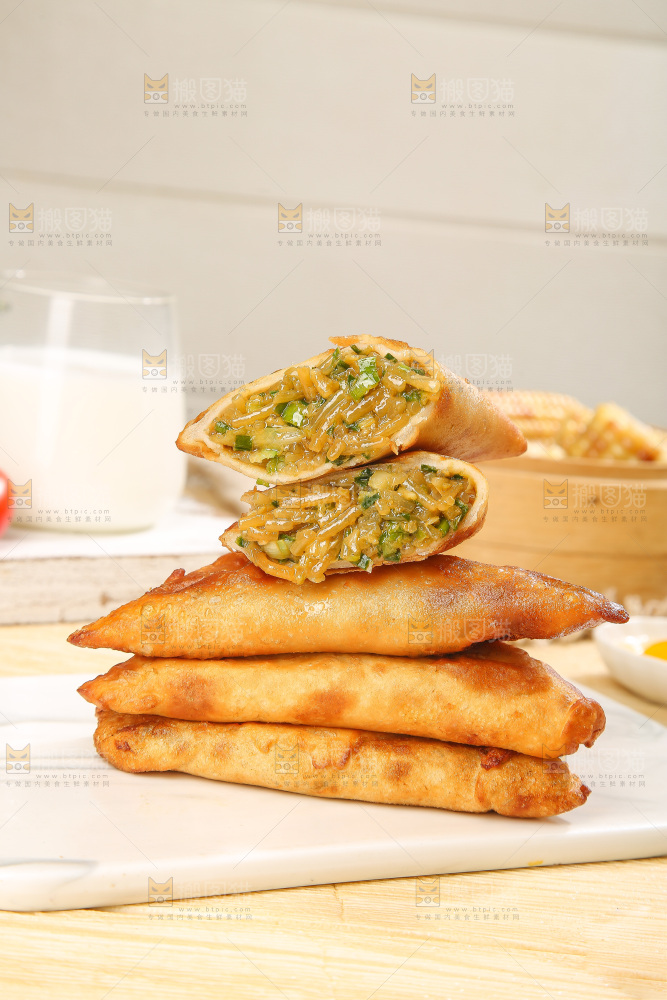 浅底上的脆皮菜饺