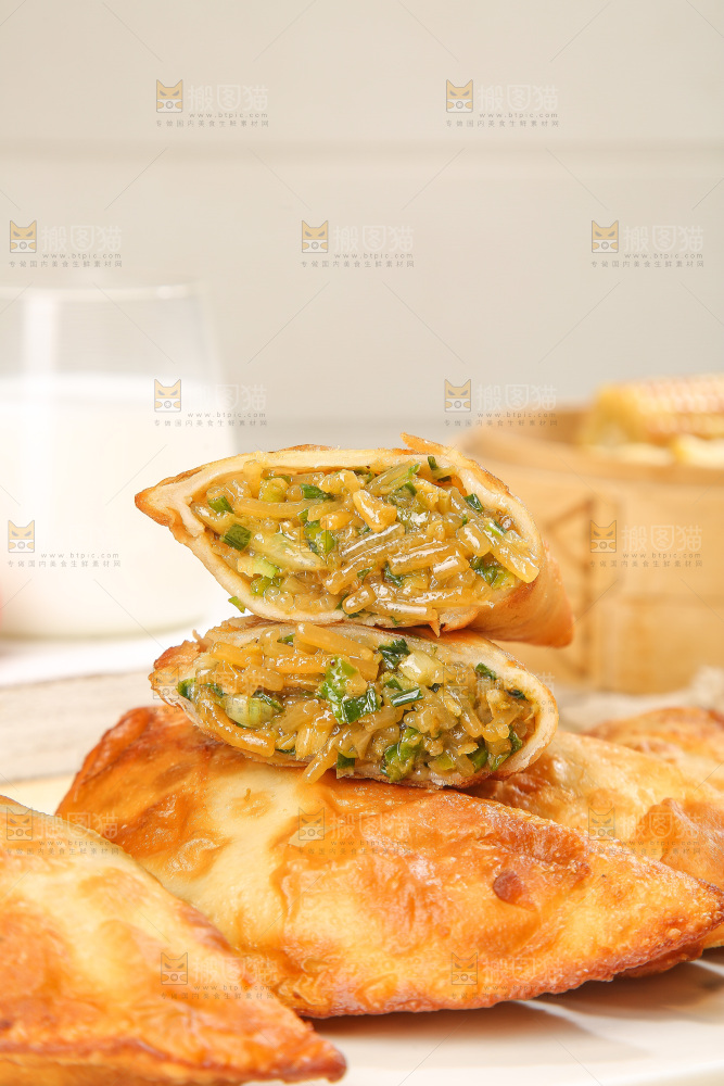 浅底上的脆皮菜饺