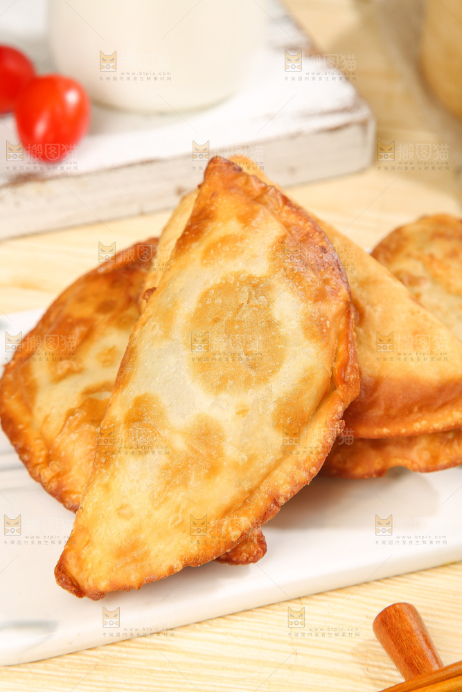 浅底上的脆皮菜饺