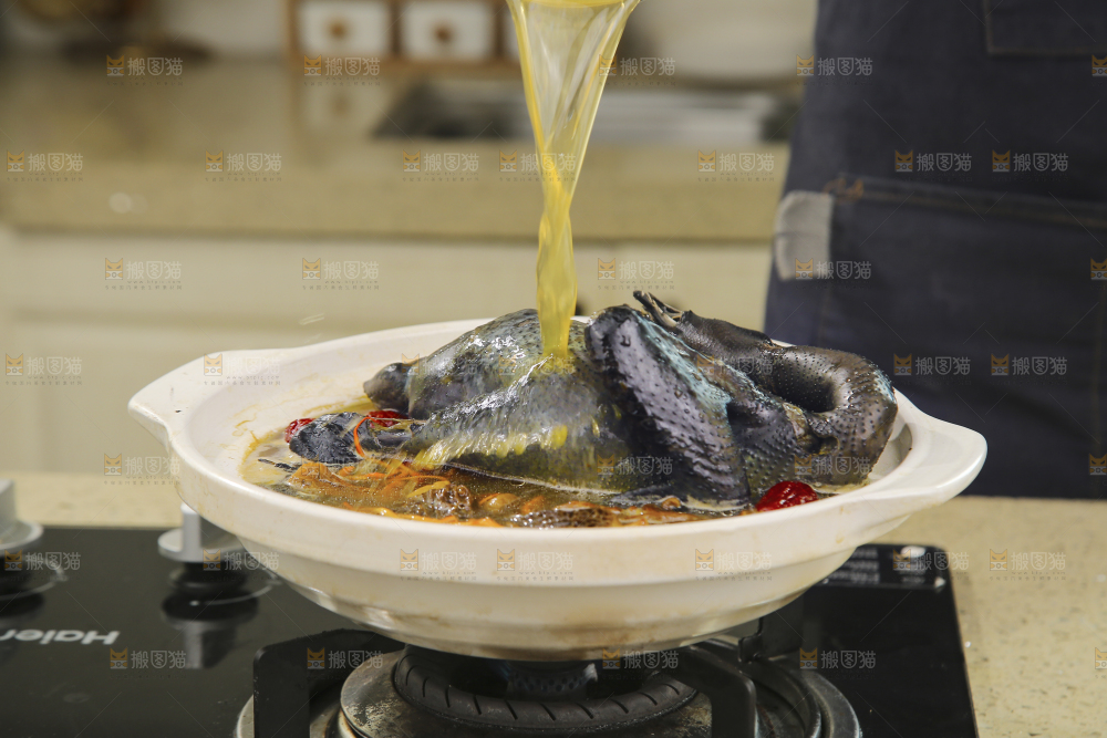 锅里煮着乌鸡汤