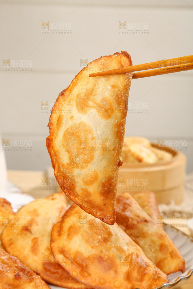 浅底上的脆皮菜饺