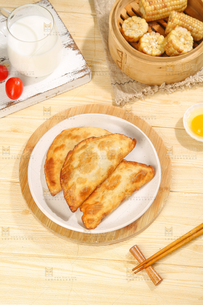 浅底上的脆皮菜饺