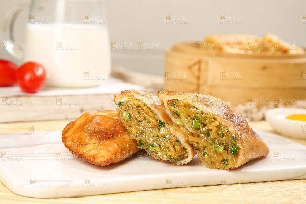 浅底上的脆皮菜饺