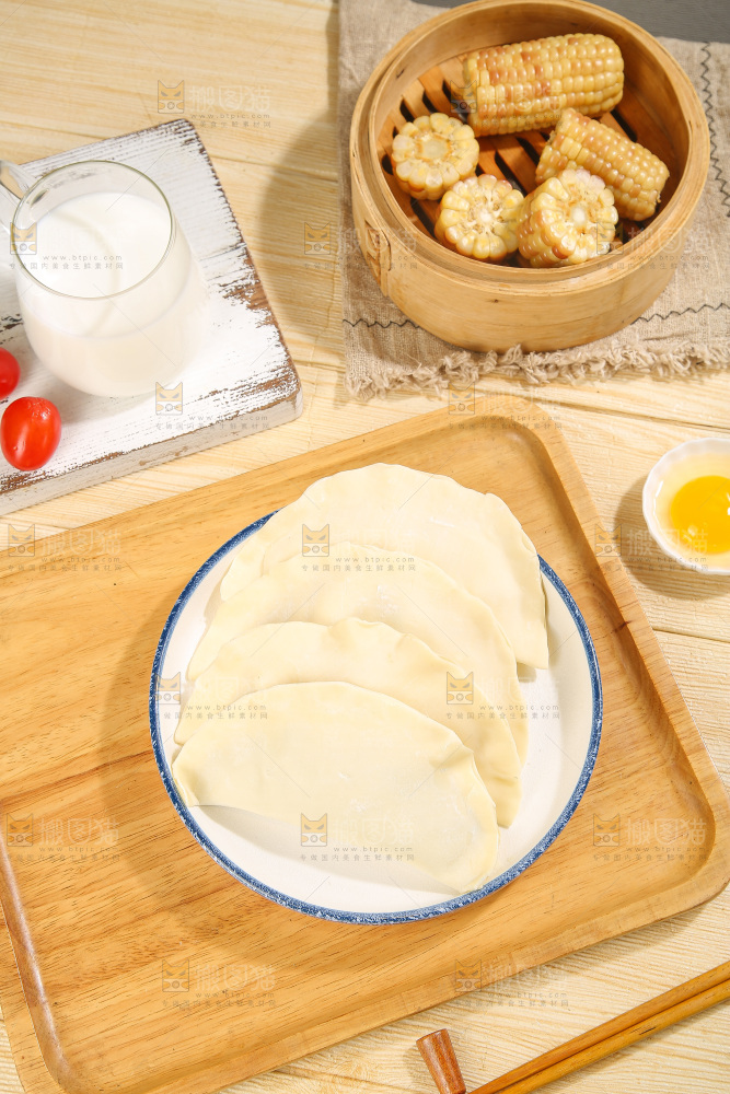 浅底上的脆皮菜饺