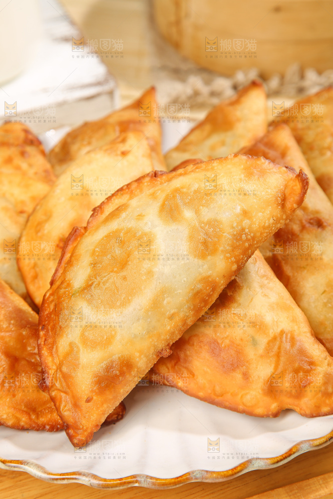 浅底上的脆皮菜饺