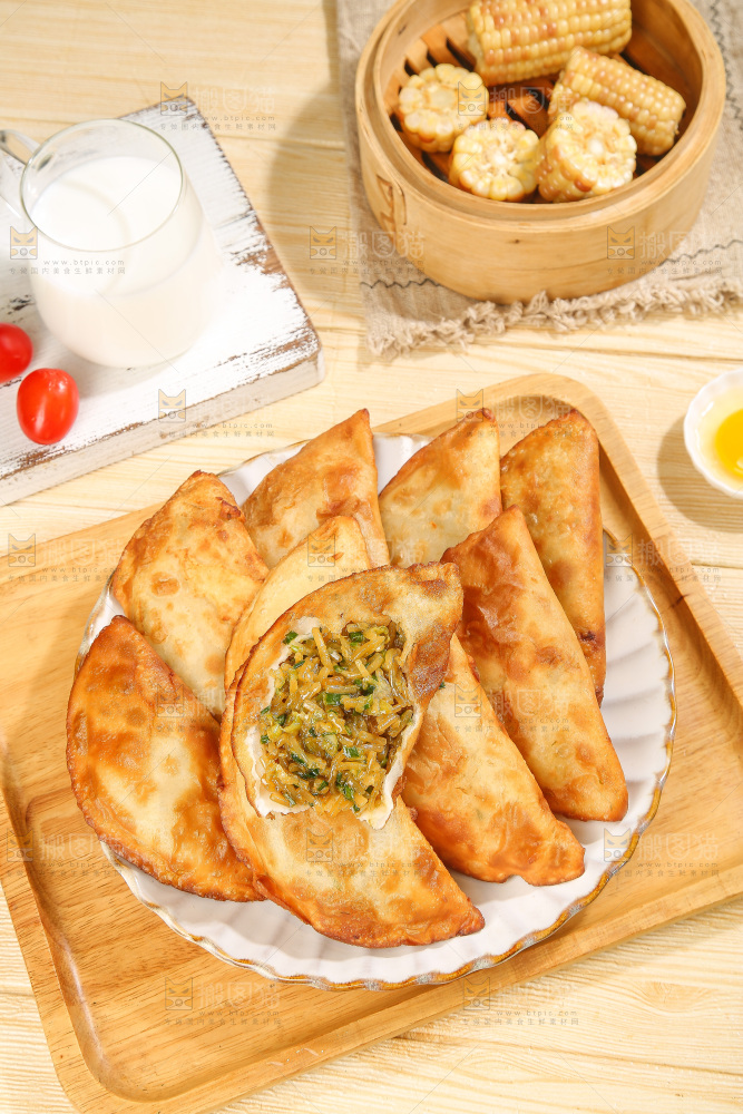 浅底上的脆皮菜饺