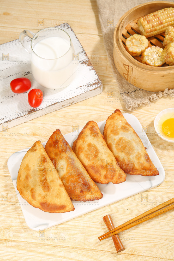 浅底上的脆皮菜饺