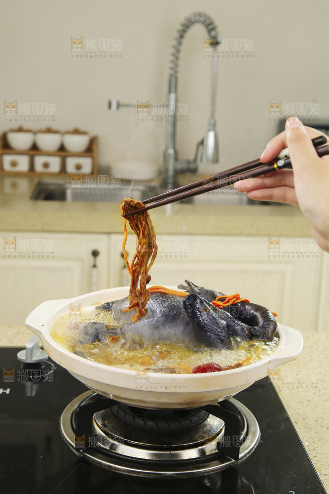 锅里煮着乌鸡汤