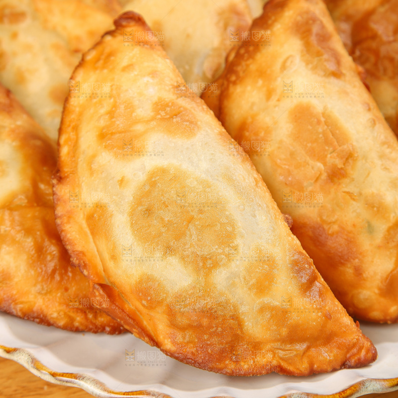 浅底上的脆皮菜饺