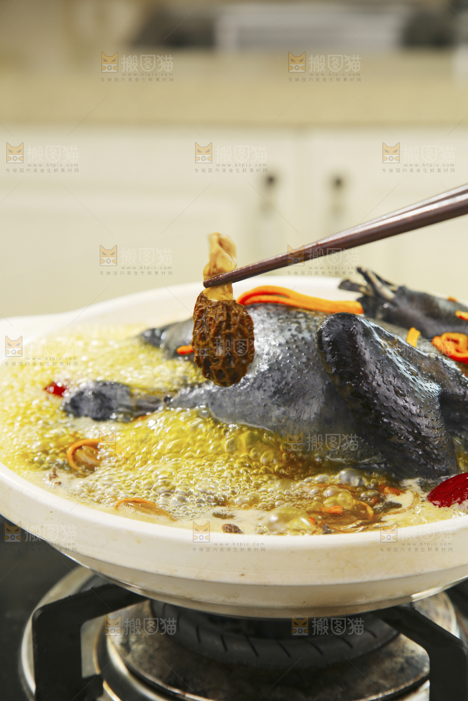 锅里煮着乌鸡汤