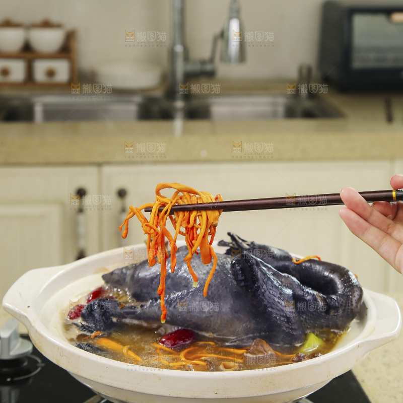 锅里煮着乌鸡汤