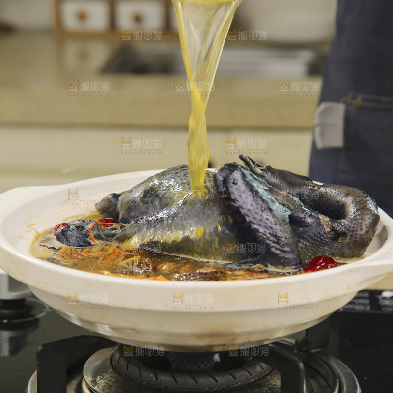 锅里煮着乌鸡汤