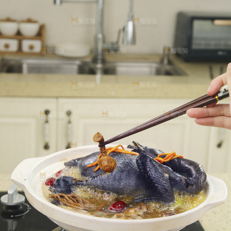 锅里煮着乌鸡汤