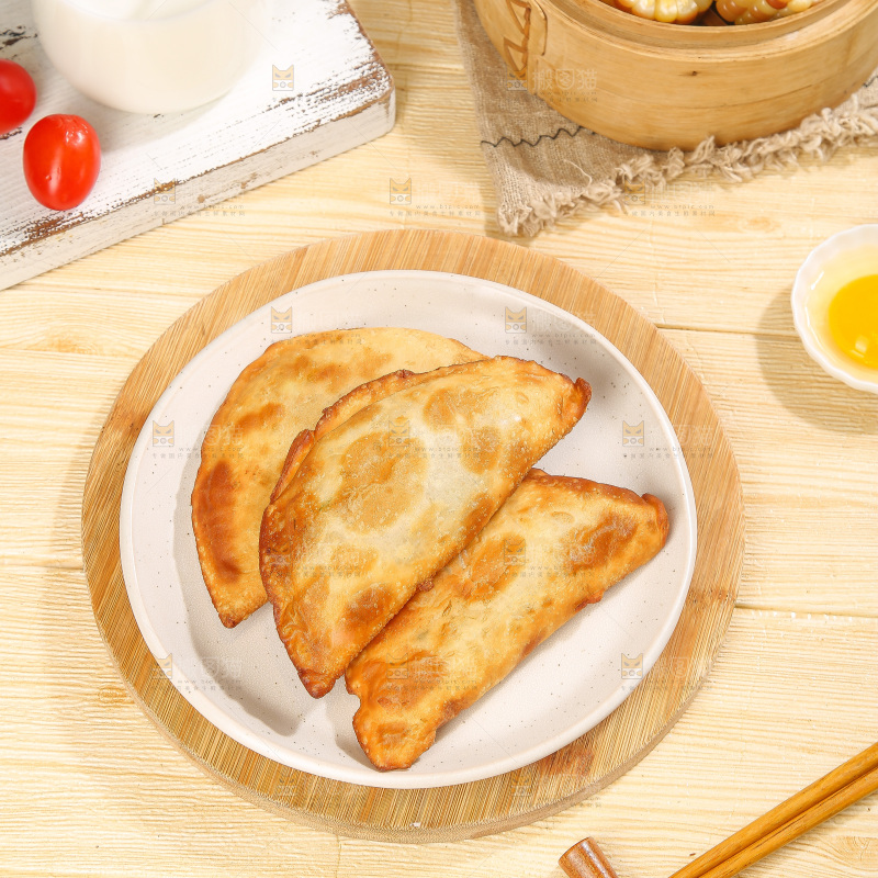 浅底上的脆皮菜饺