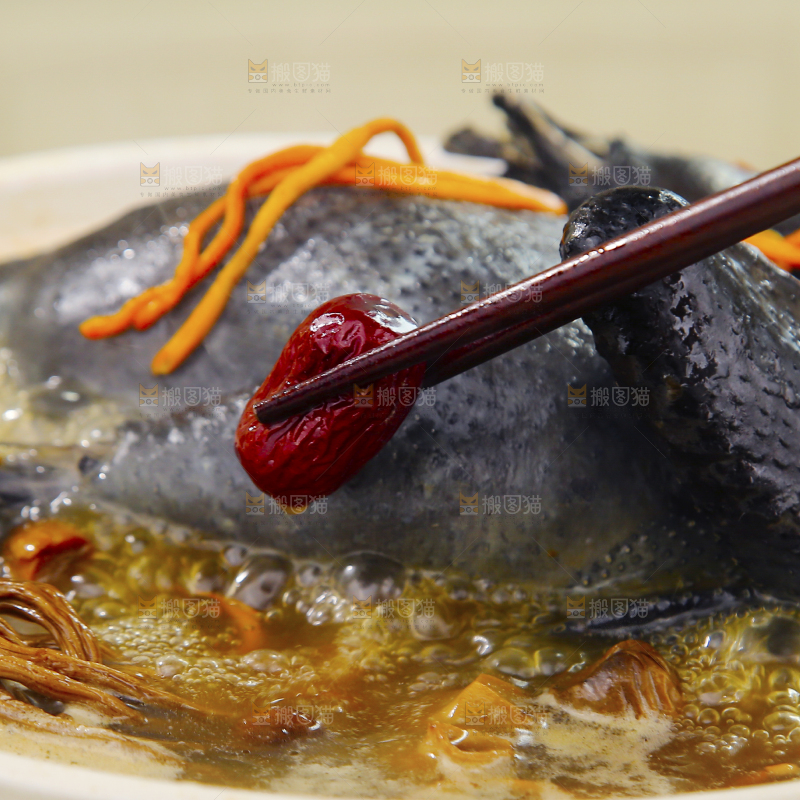 锅里煮着乌鸡汤