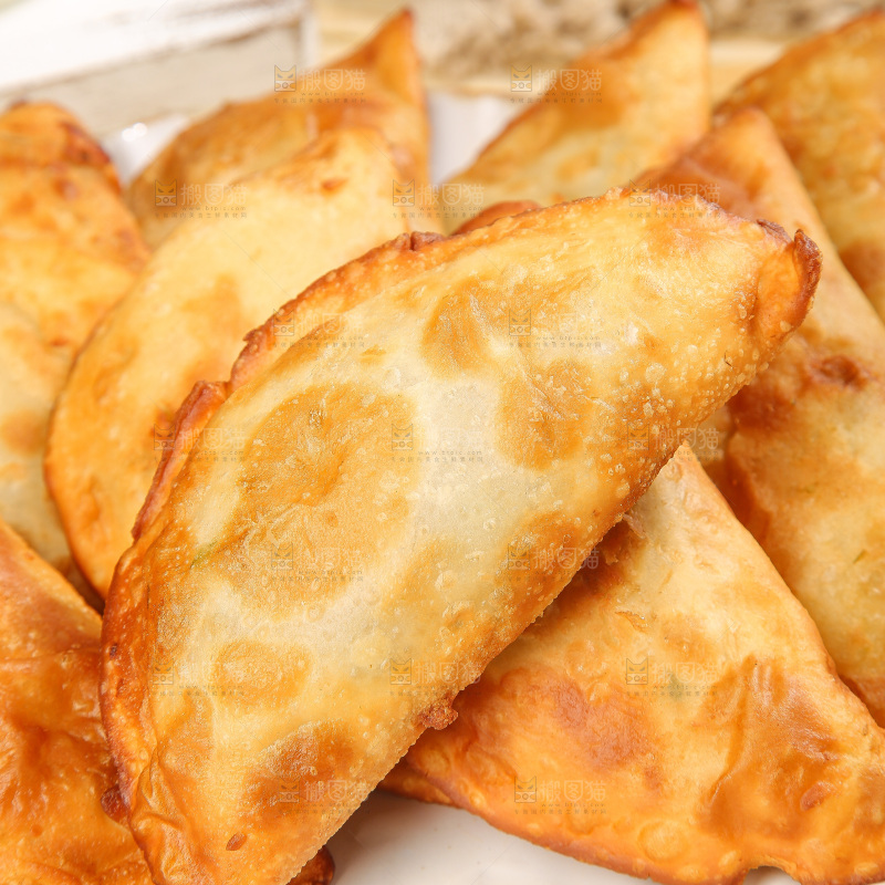 浅底上的脆皮菜饺