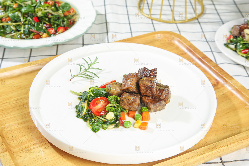 盘子里的薄荷牛肉