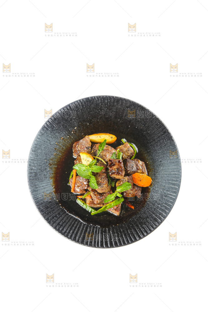 盘子里的薄荷牛肉