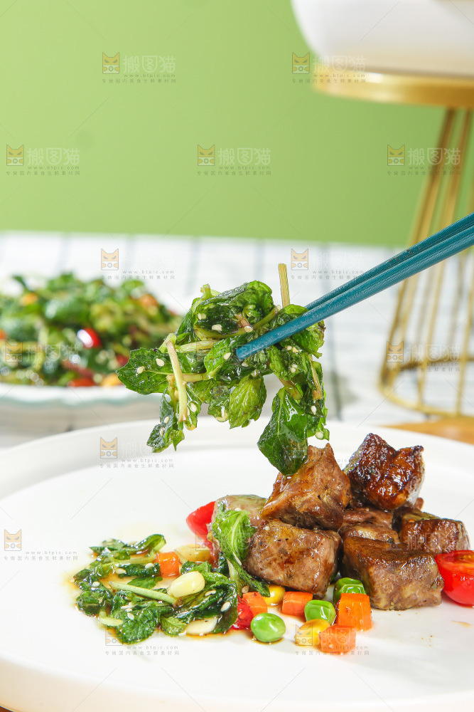 盘子里的薄荷牛肉