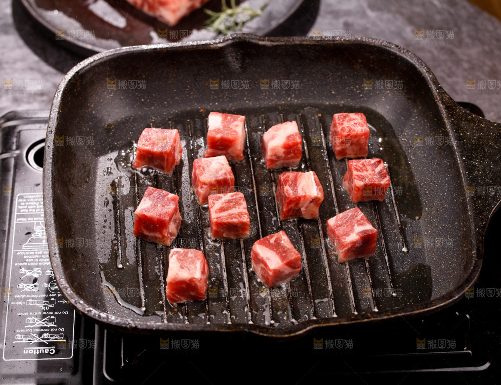 锅里的牛肉粒