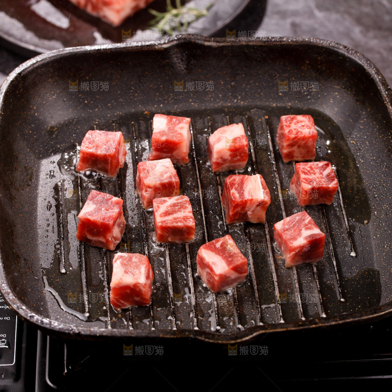 锅里的牛肉粒