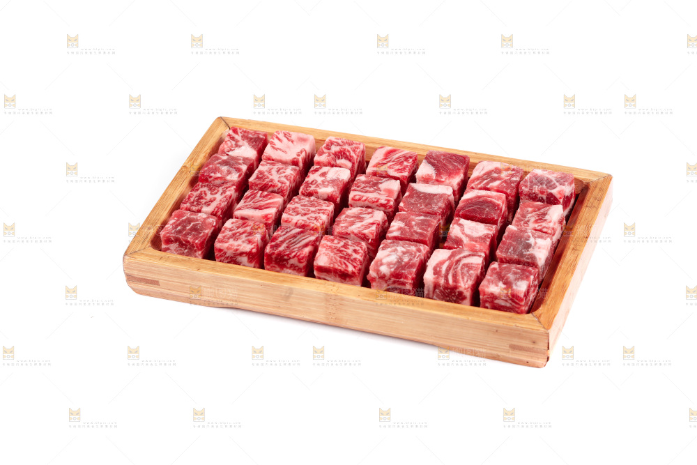 白底上的牛肉粒