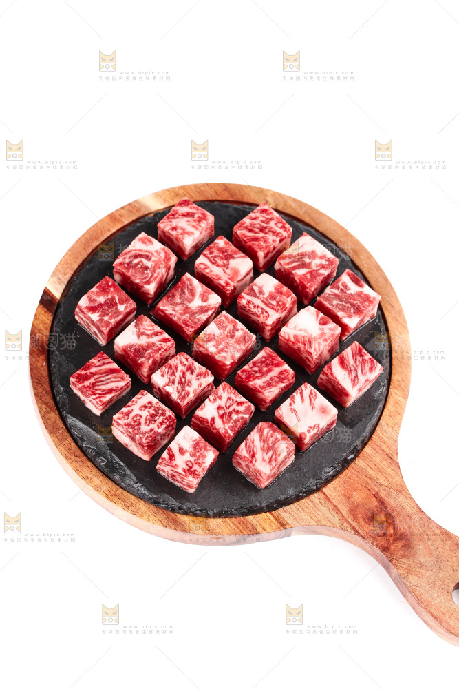 白底上的牛肉粒