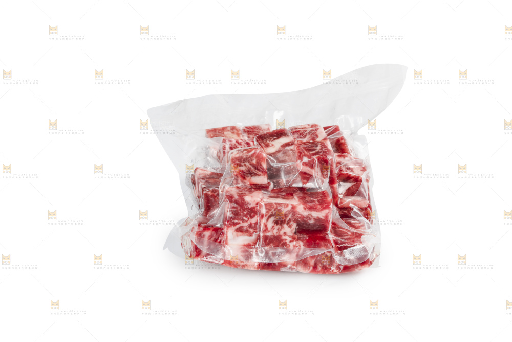 白底上的牛肉粒