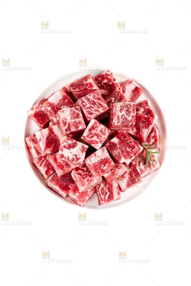 白底上的牛肉粒