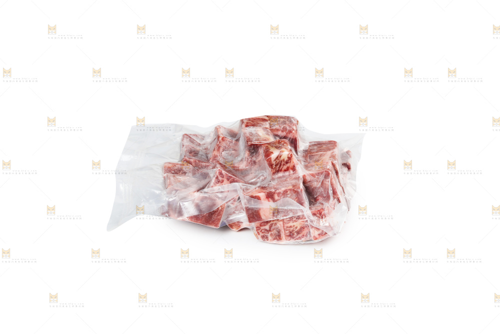 白底上的牛肉粒