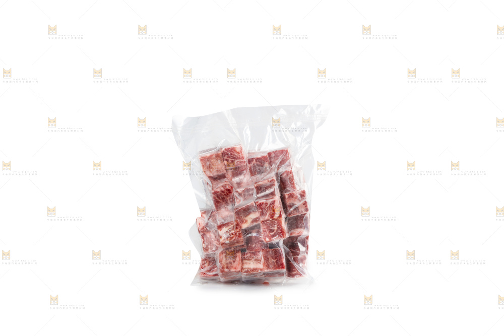 白底上的牛肉粒