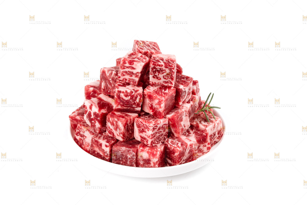 白底上的牛肉粒
