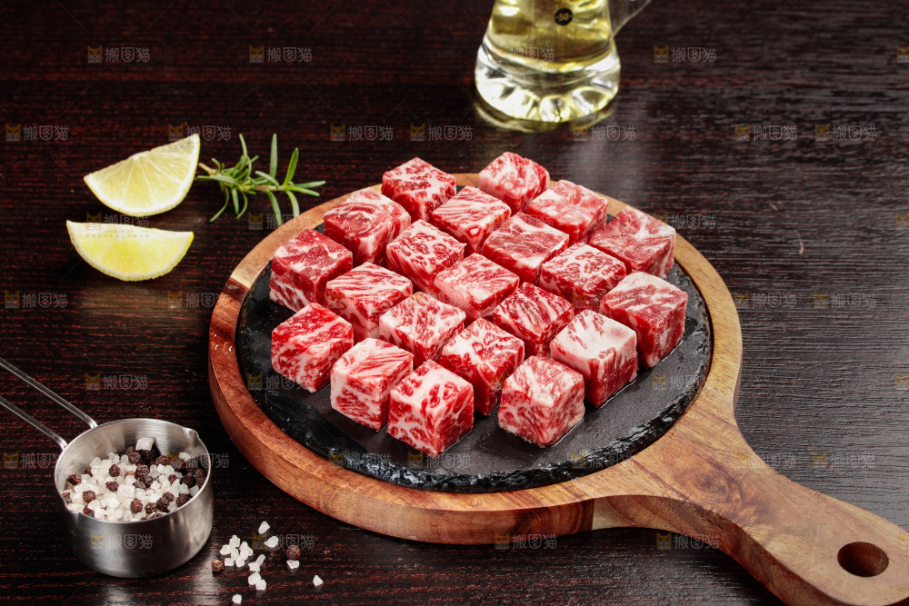 深底上的牛肉粒