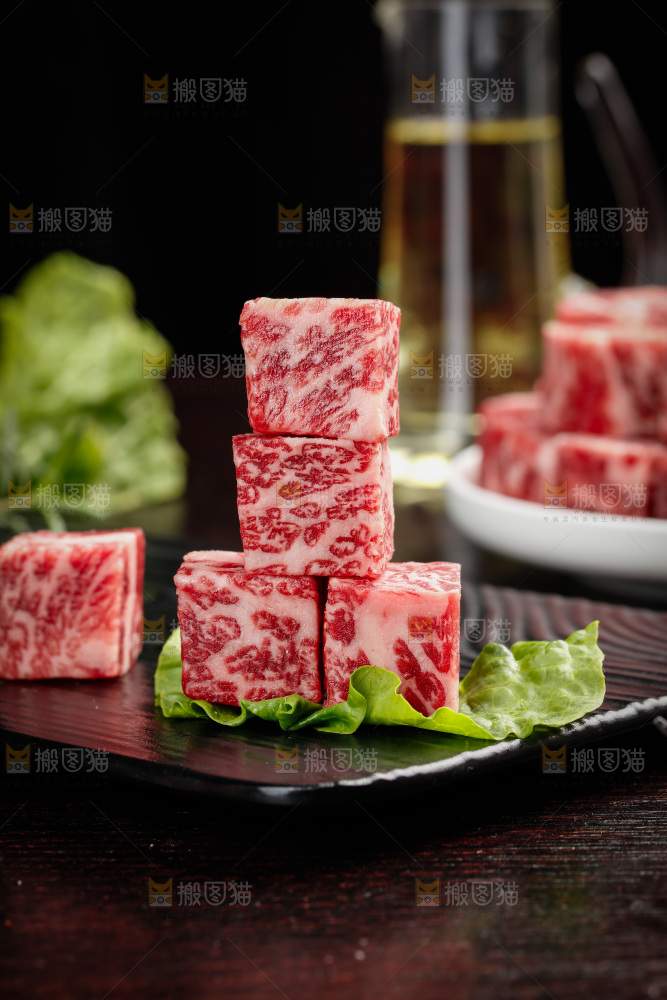 深底上的牛肉粒