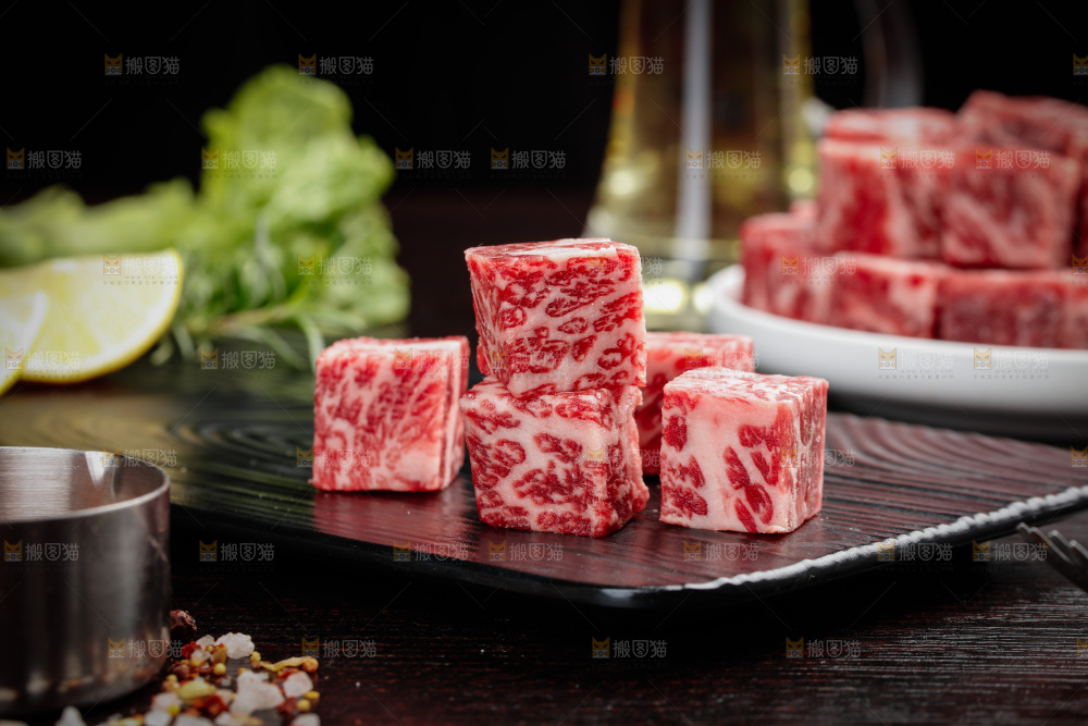 深底上的牛肉粒