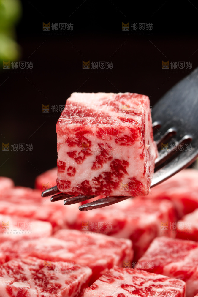 深底上的牛肉粒