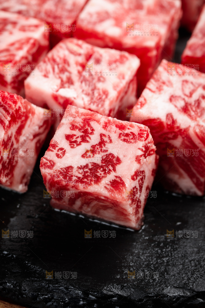 深底上的牛肉粒