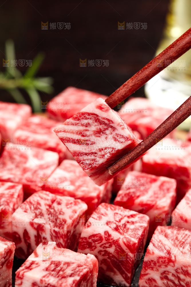 深底上的牛肉粒