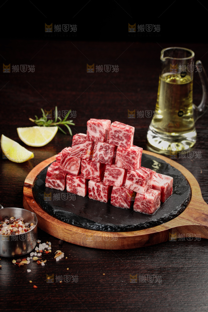 深底上的牛肉粒