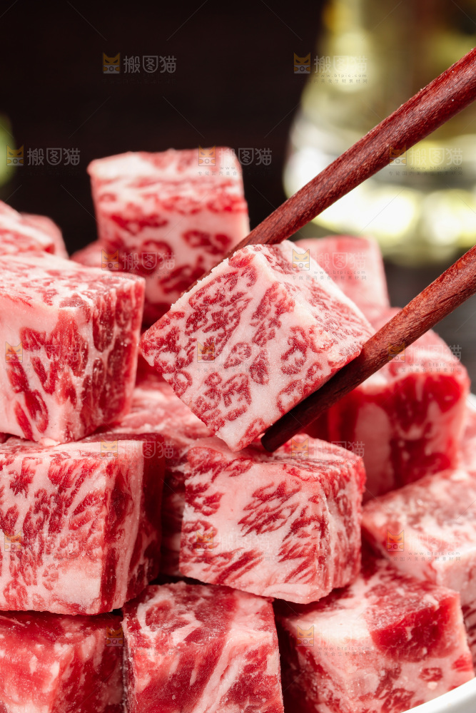 深底上的牛肉粒