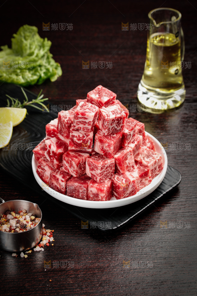 深底上的牛肉粒