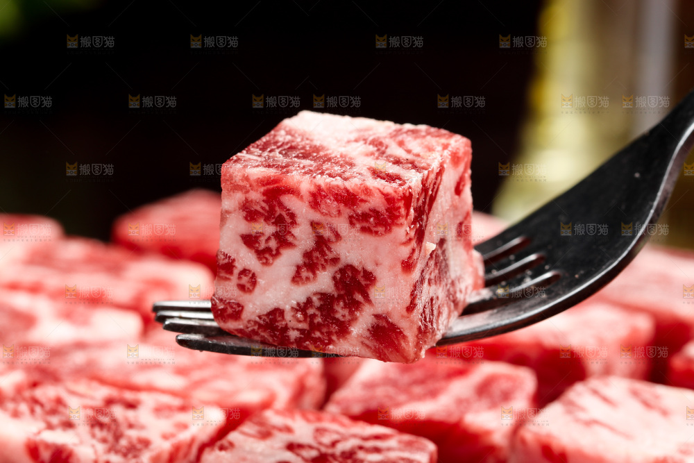 深底上的牛肉粒