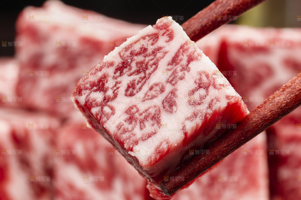 深底上的牛肉粒