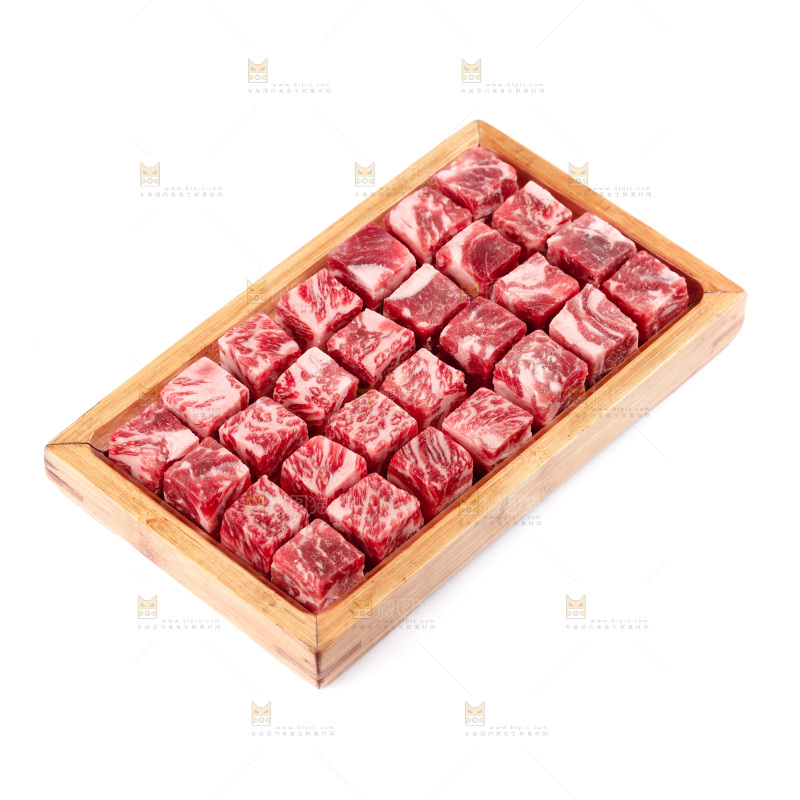 白底上的牛肉粒
