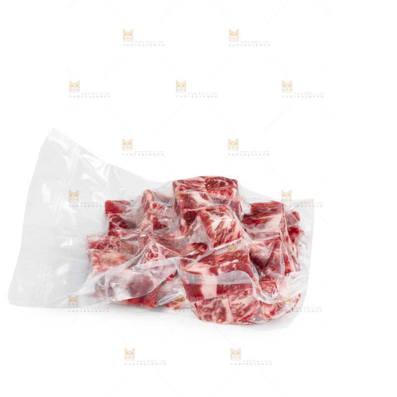 白底上的牛肉粒