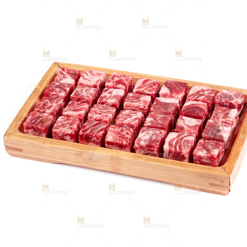 白底上的牛肉粒