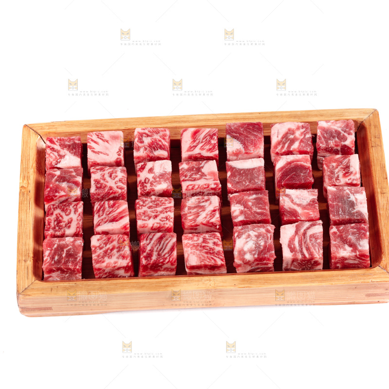 白底上的牛肉粒
