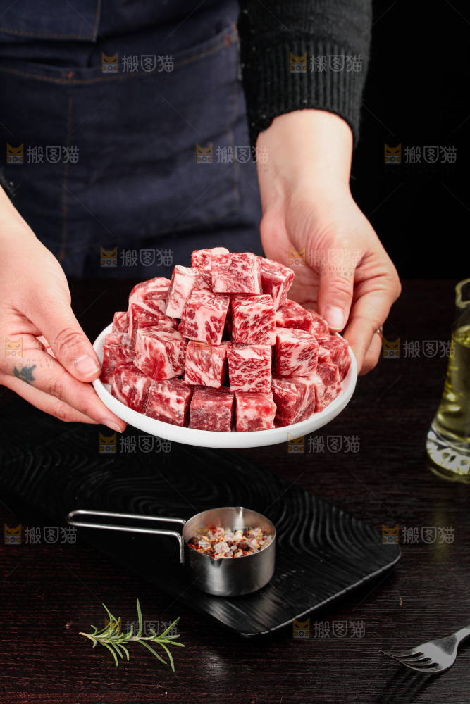 深底上的牛肉粒