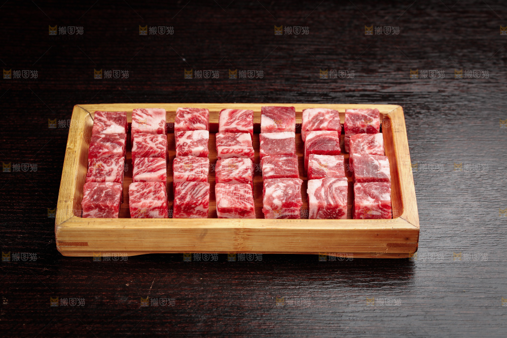 深底上的牛肉粒