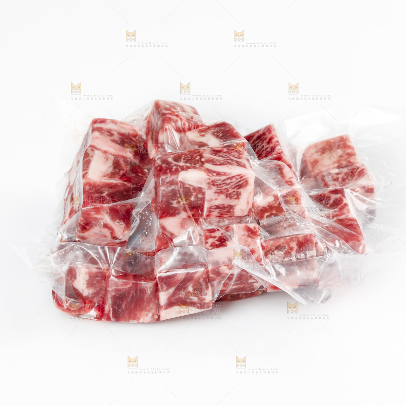 白底上的牛肉粒